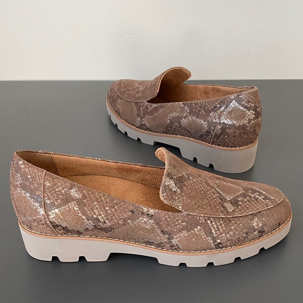Vionic Women's Tan Snake Pattern Lightweight Pediatric Loafers Sz 9 NEW Comfy